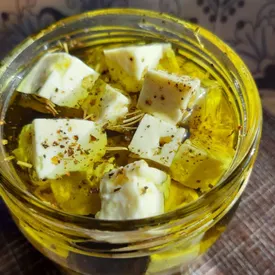 Фета в масле с оливками и приправами, 500 мл.